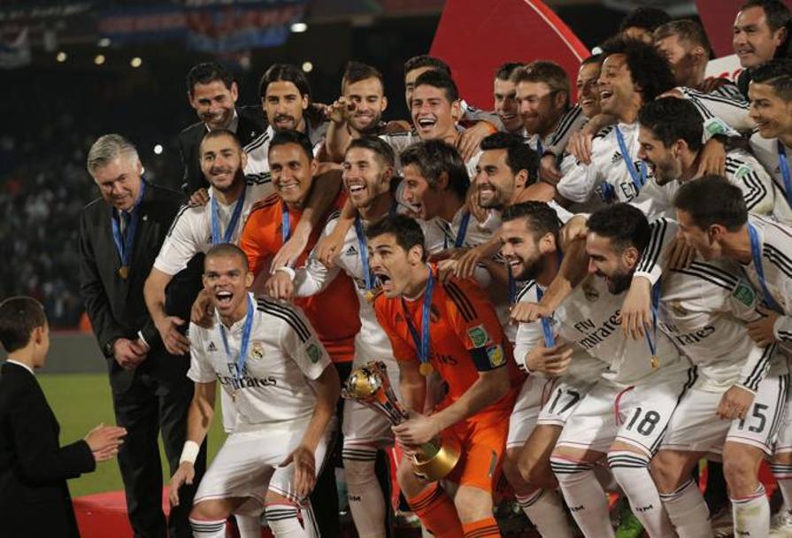 La festa del Real dopo la consegna del trofeo: i Blancos sono campioni del mondo. Ap